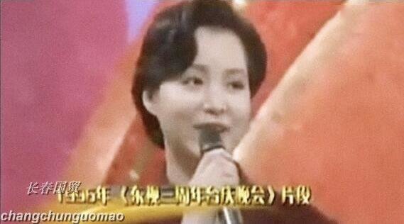 董卿26年前主持旧照曝光，面带笑容端庄文雅，那时还略显婴儿肥封面图