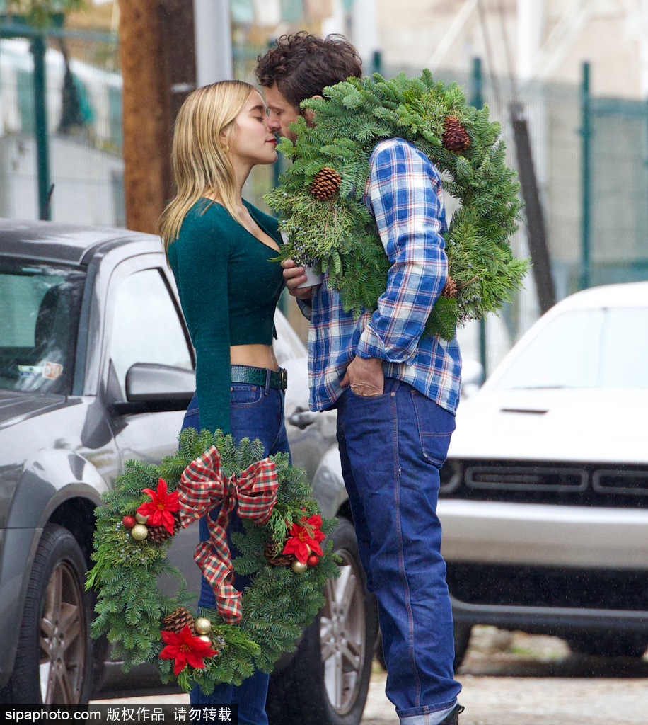 卡西·阿弗莱克与女友购买圣诞用品 街头亲密热吻浓情蜜意封面图