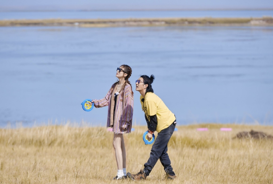 郑钧刘芸《妻子的浪漫旅行》录制写真 海边漫步浪漫恩爱封面图