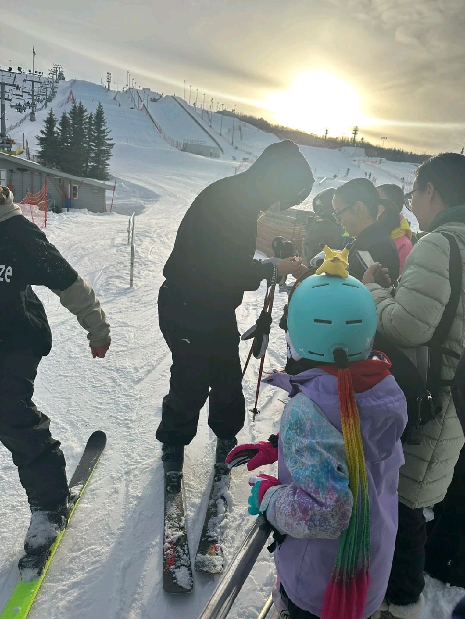 谷爱凌加拿大滑雪场被偶遇 大方与网友合影封面图