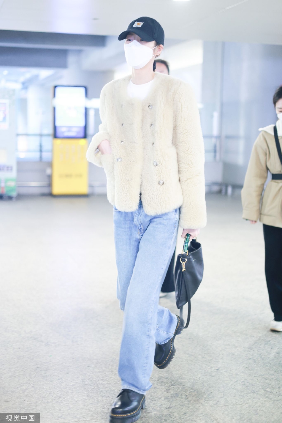 刘雯穿白色小香风皮草外套现身机场 时尚保暖星范儿十足封面图