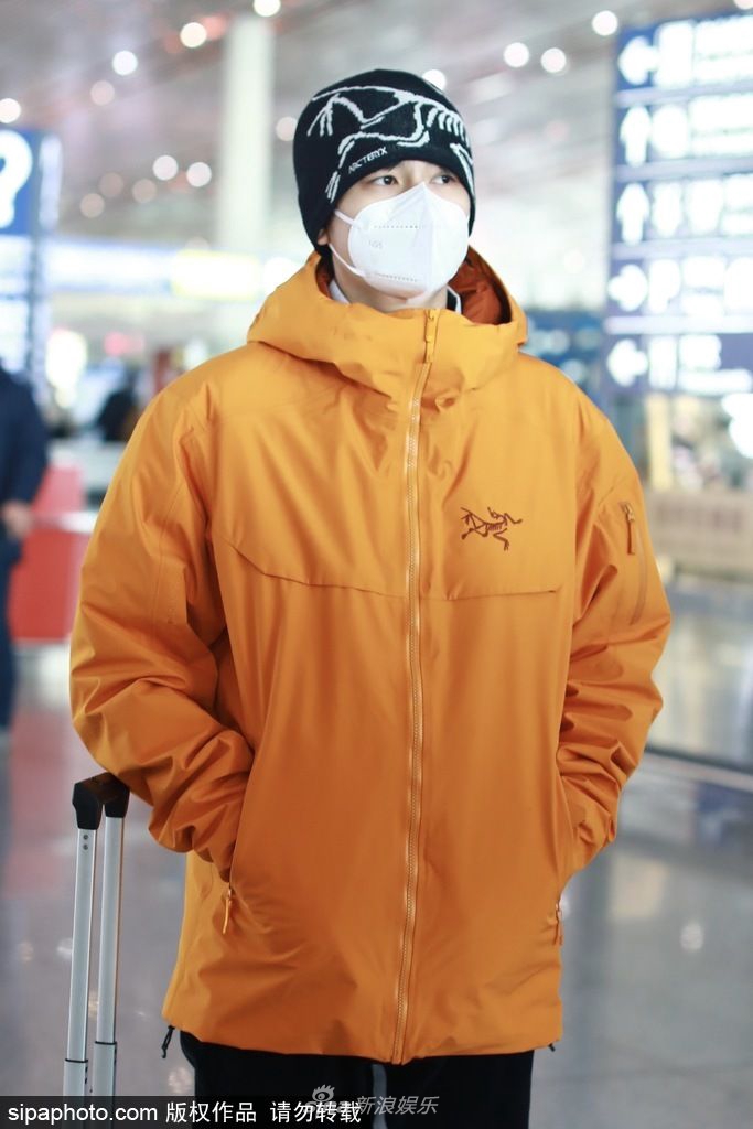 胡先煦穿橘色防风夹克休闲现身机场 帽子口罩遮面潮酷满分封面图