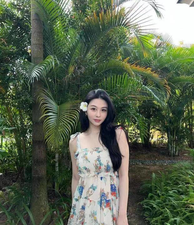 邱淑贞女儿沈月晒美照 吊带裙身材纤瘦星味十足封面图