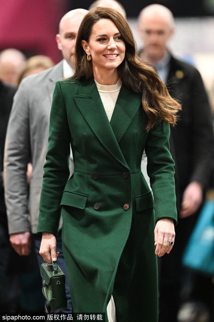 凱特王妃訪問利茲市市場 身穿墨綠色大衣笑容動人