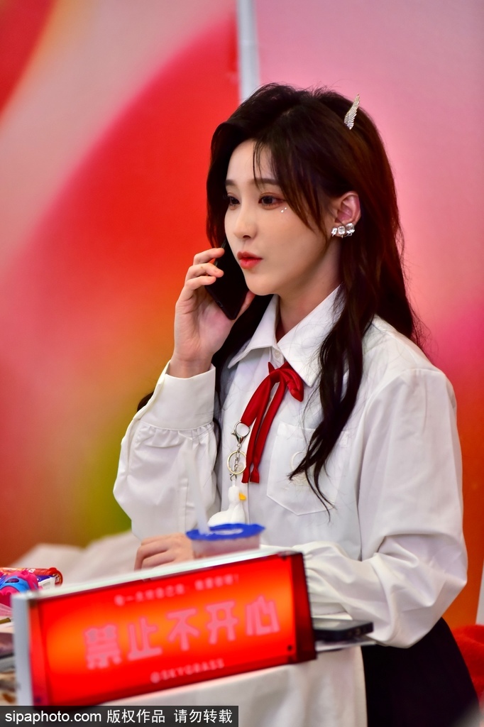 SNH48胡晓慧与宋昕冉出席活动 对镜头甜美摆拍封面图