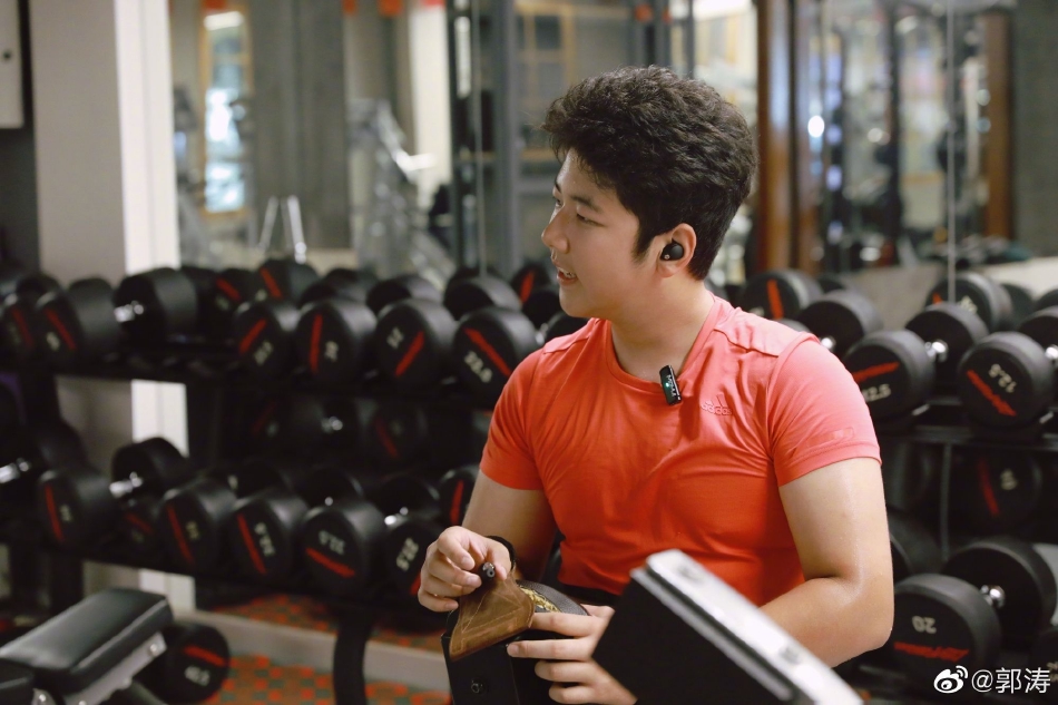 郭濤為兒子慶16歲生日 曬石頭健身照手臂肌肉矚目