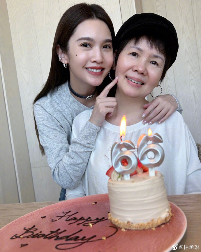 杨丞琳晒照庆祝妈妈66岁生日 母女对镜甜笑好像姐妹封面图