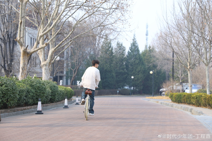 丁程鑫骑单车变身邻家男孩 白T简单帅气笑容阳光治愈封面图