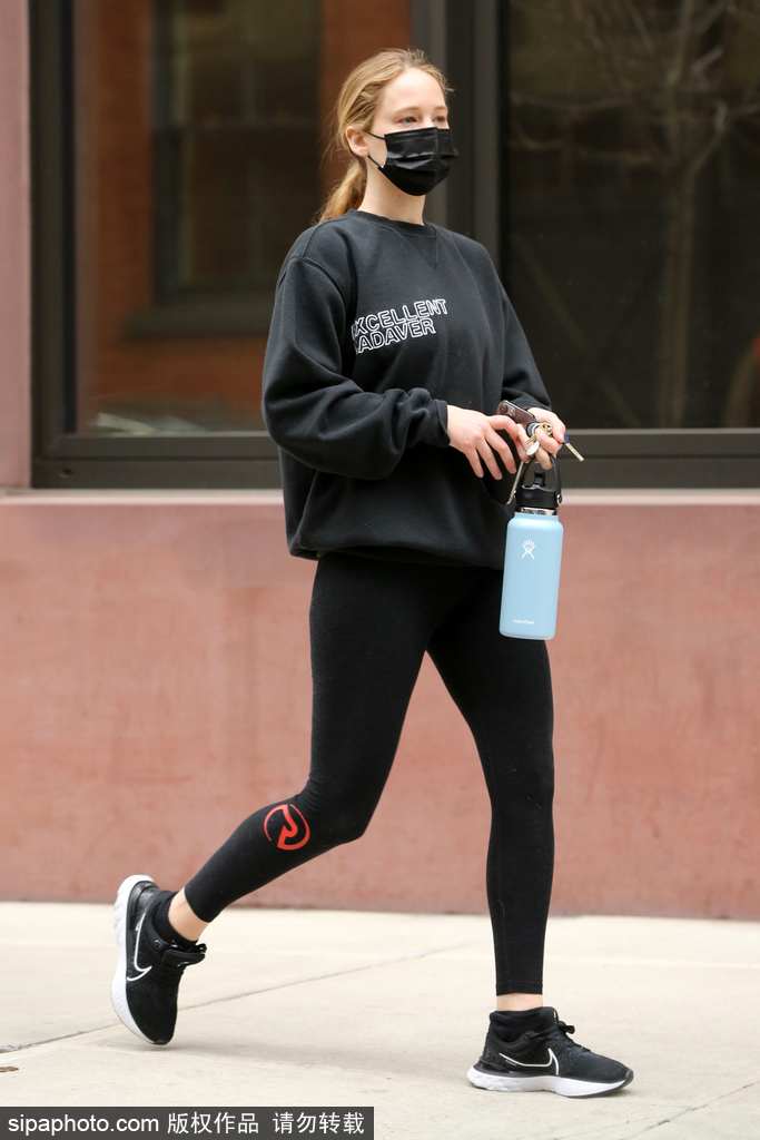 詹妮弗·劳伦斯穿黑色运动装外出锻炼 体态匀称身材好