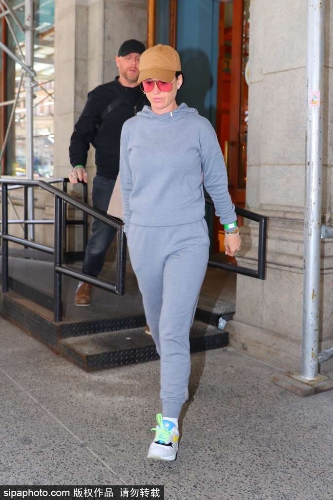 凯蒂·佩里穿灰色运动装出街 与奥兰多·布鲁姆带女儿散步
