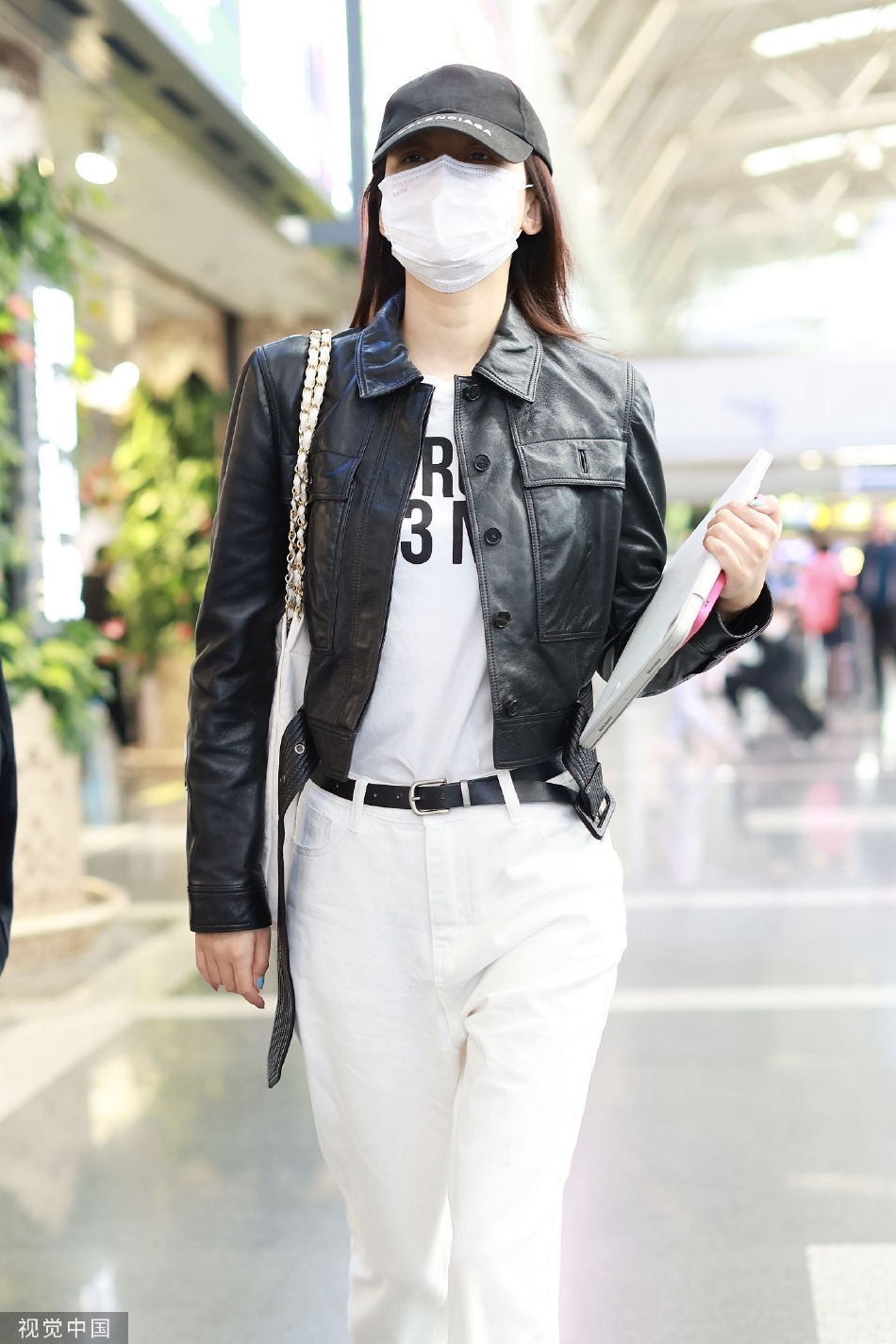 孙怡穿搭时尚现身机场 黑色皮衣搭配白色休闲裤酷拽随性