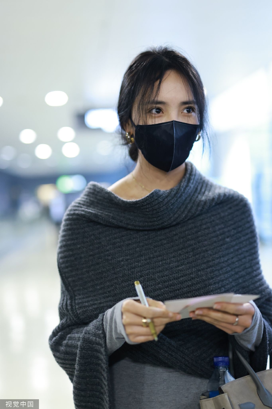 王紫璇穿灰色紧身裙现身机场 为粉丝签名温柔热情