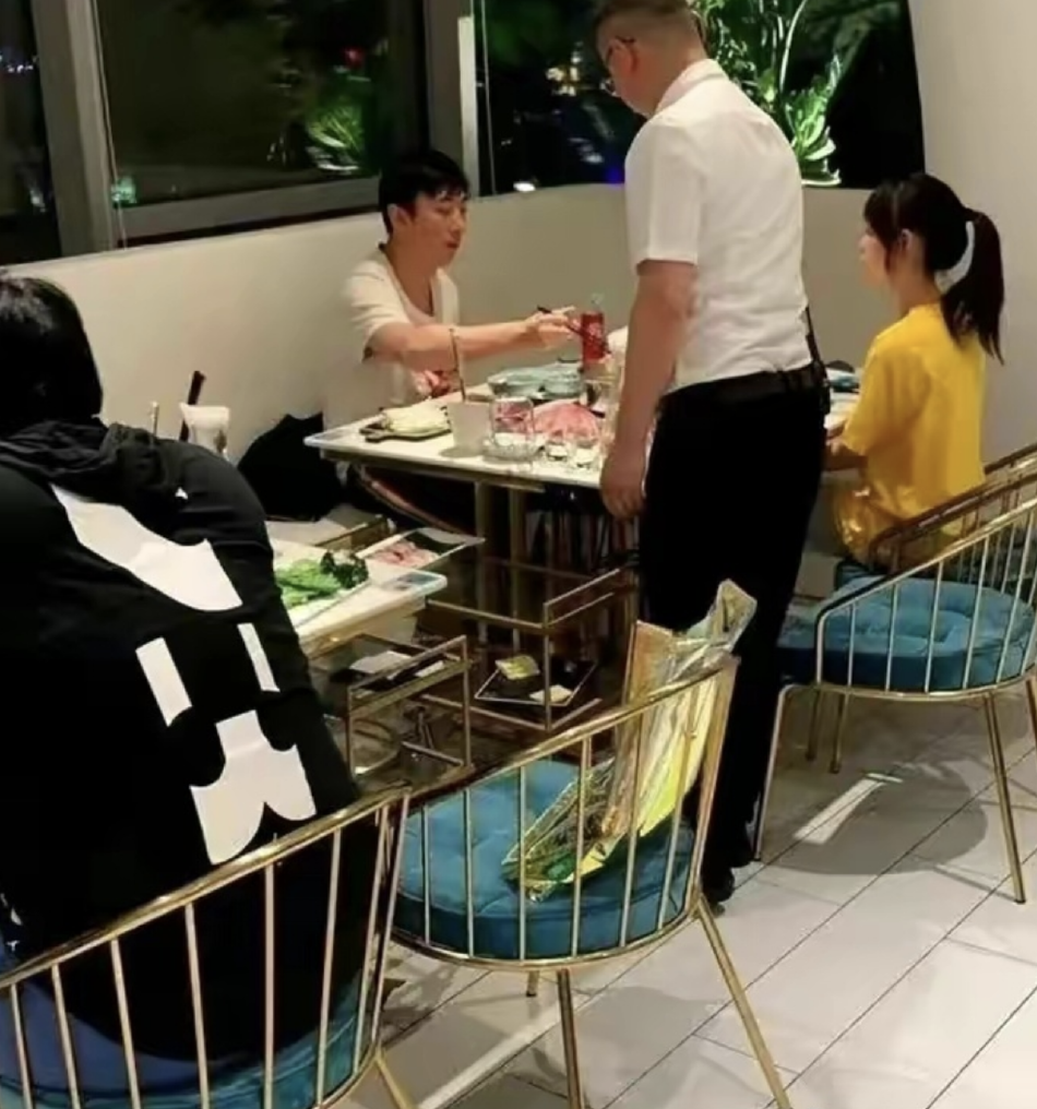 王思聪被偶遇与女孩吃火锅 边吃边玩手机