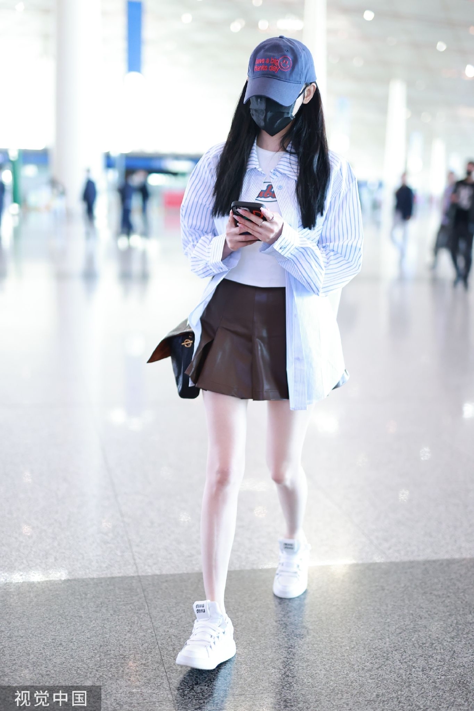张天爱现身机场造型甜美 身穿衬衫搭配短裙秀白皙长腿