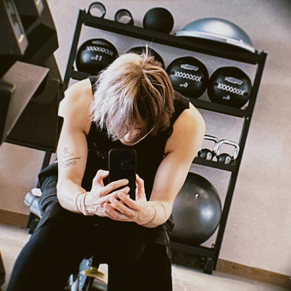 王嘉尔肌肉健身照图片