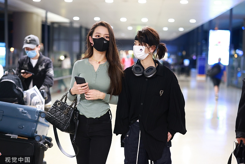 吉娜与刘雅瑟深夜抵达机场 两人妆容精致气质出众封面图