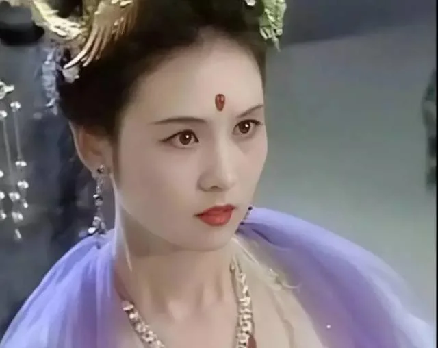 她曾仅拍过一部戏，冯小刚痴迷几十年，如今65岁依然少女般美丽
