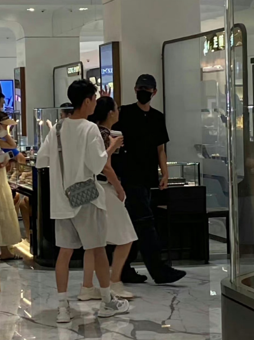 陈红陈飞宇北京商场逛街被偶遇 母子同穿黑色上衣打扮低调封面图