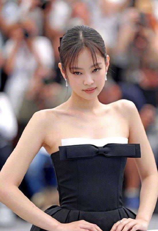 Jennie称Kpop艺人被限制发展：不允许展示自己封面图