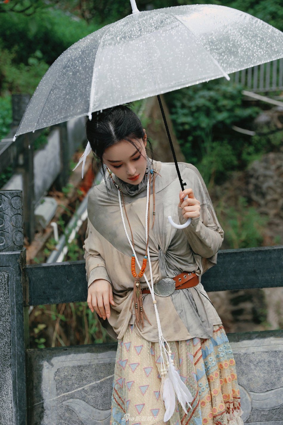 张馨予雨天撑伞写真曝光 抬眸看雨五官精致动人封面图